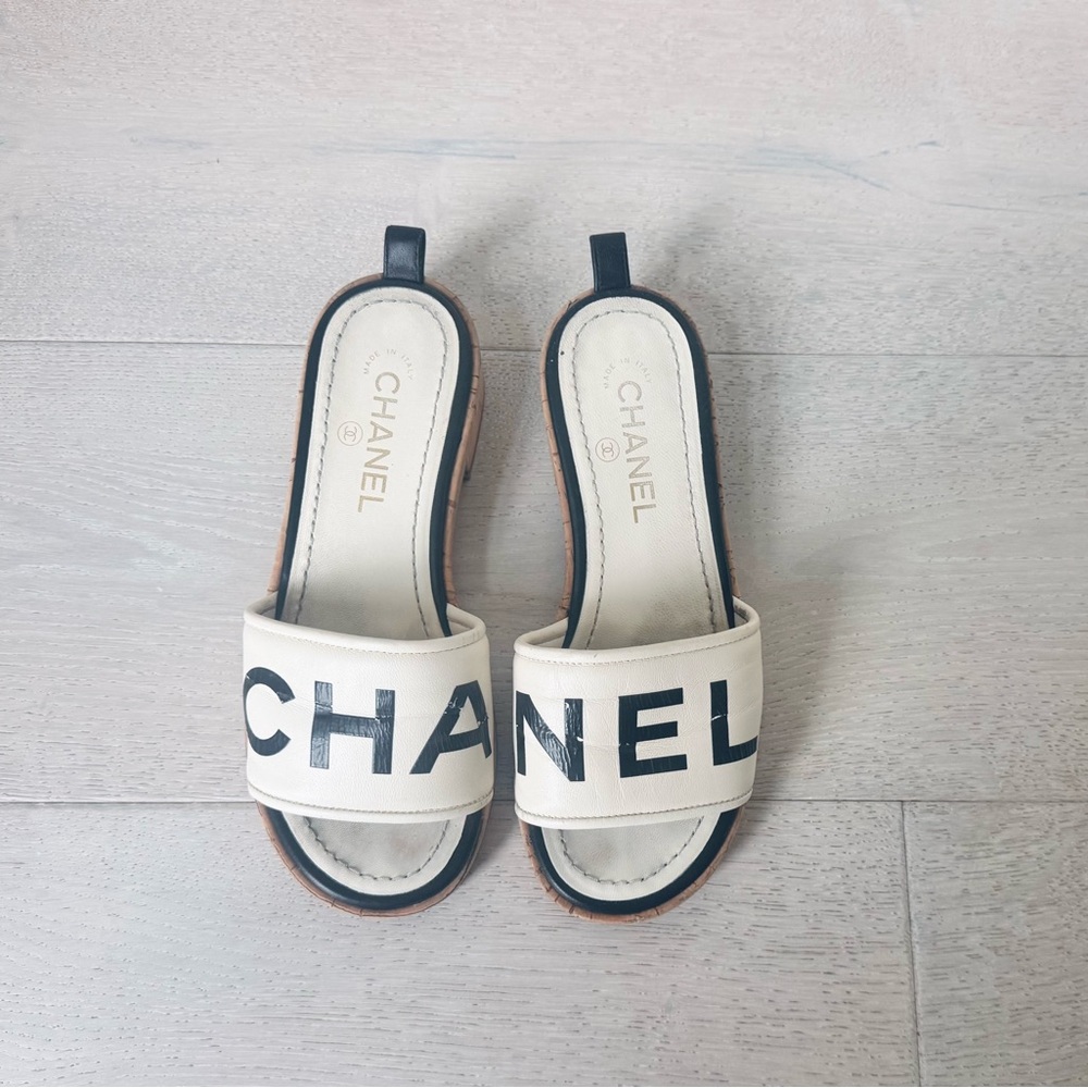CHANEL White and Black Logo Cork Slide Sandals. size 37